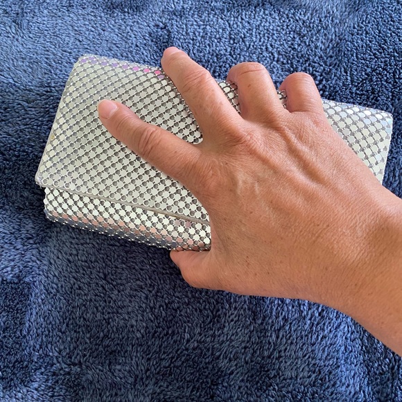 💥PRICE⬇️
 Silver Clutch - Metal Design - - Picture 6 of 7